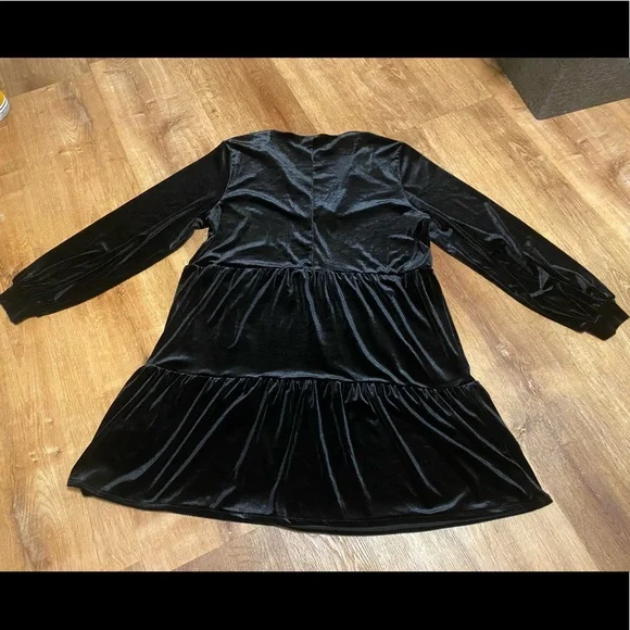 Women’s Black Velvet Dress from H&M - Picture 8 of 10